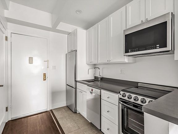 4th image of 24 5th Ave APT 902