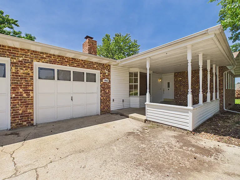 706 Elizabeth Dr — Photo 2