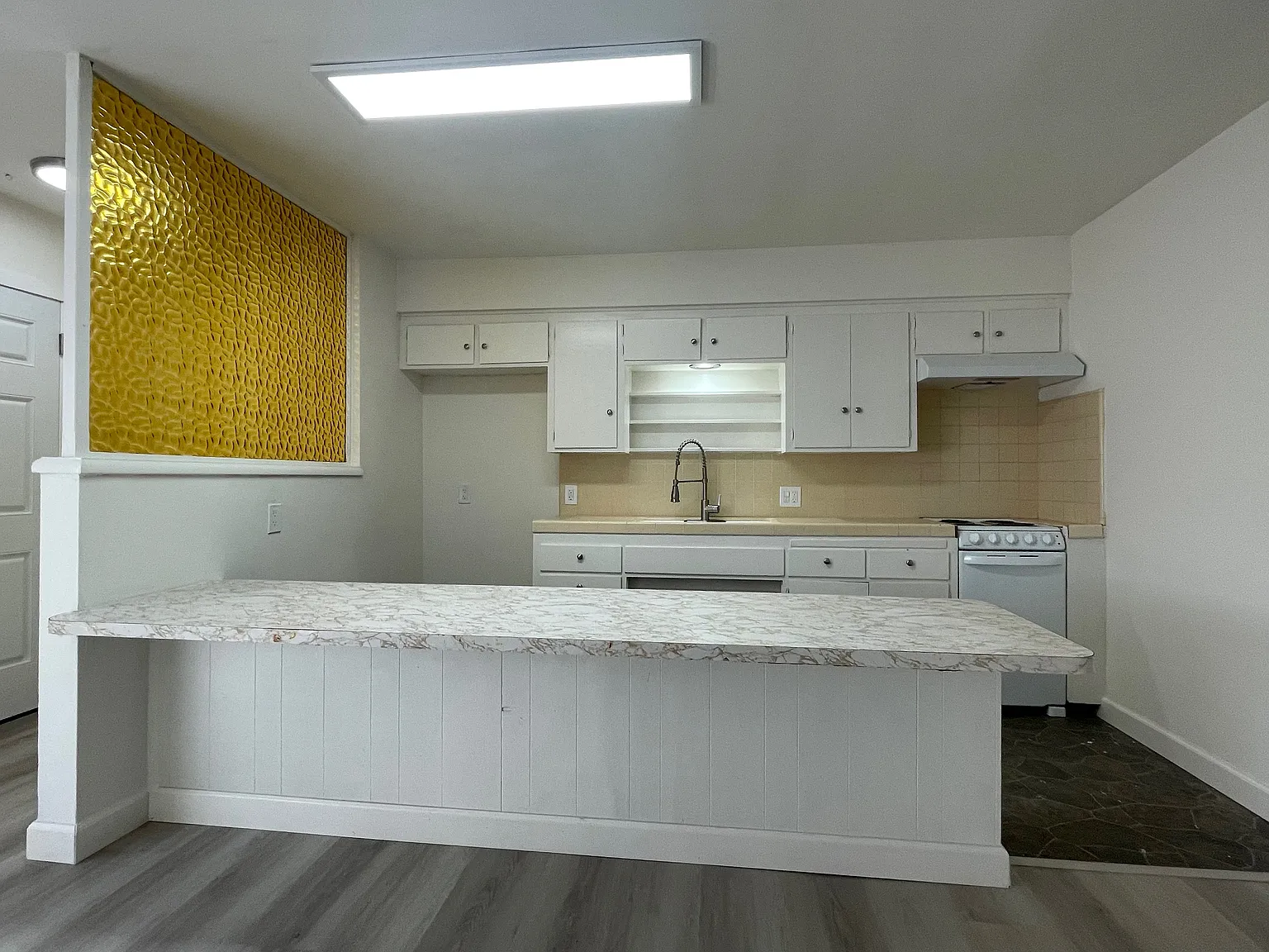 2 bed, 700 sqft, $2,100 — Photo 1