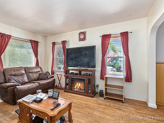 5th image of 901 Eleanor St NE