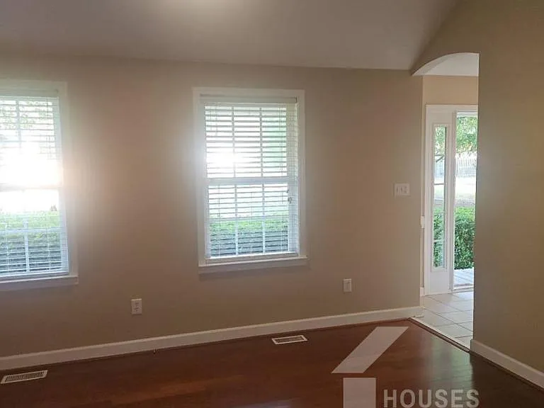 108 Forrest Dr — Photo 2