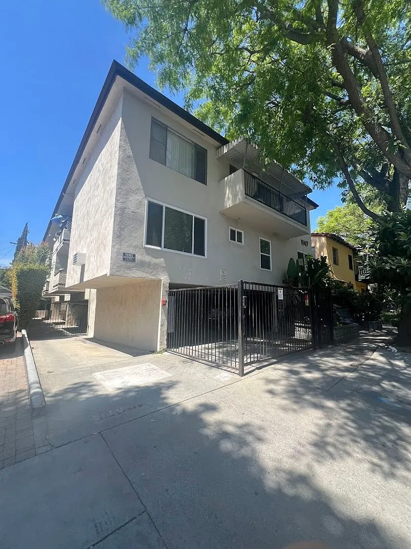 1147 Vista — Photo 1