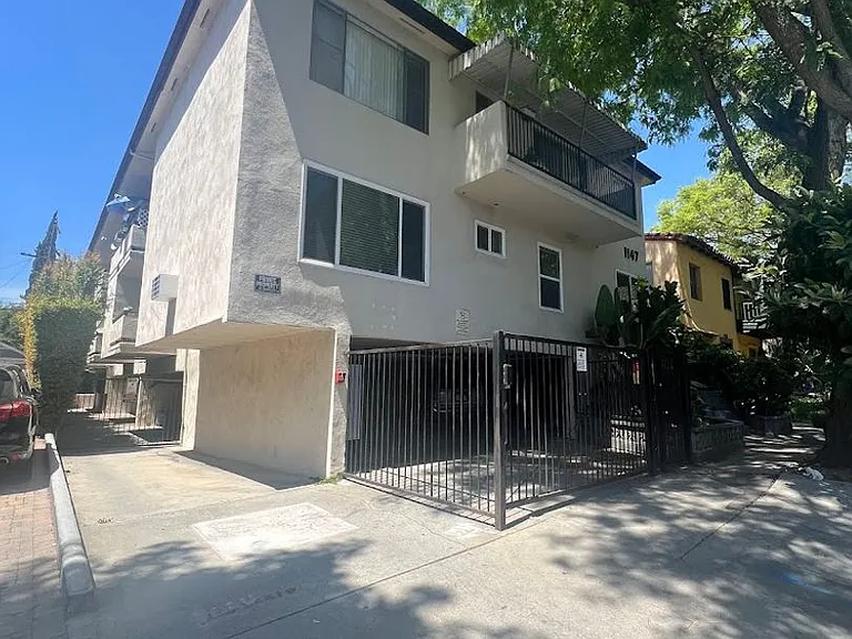 1147 N Vista St — Photo 1