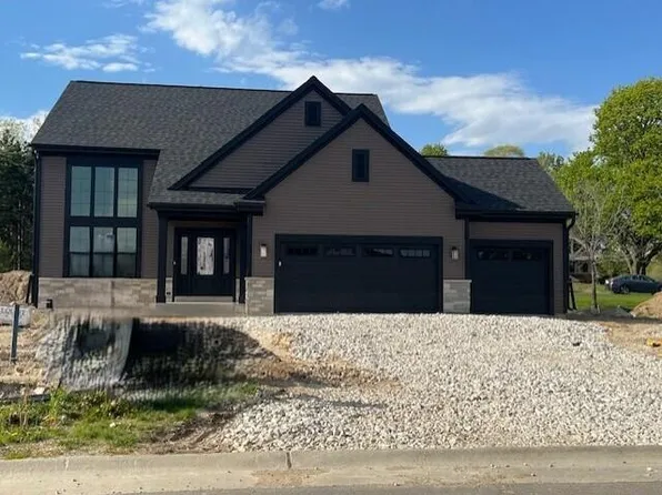 W251N2459 Valleyview CIRCLE, Pewaukee, WI 53072