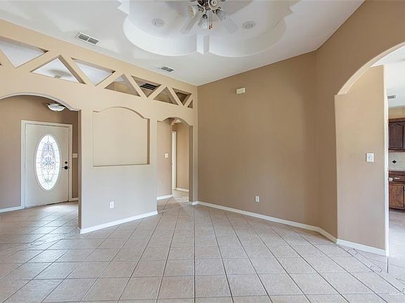 2nd image of 2605 N Poinsettia Ln