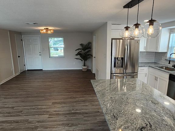 4th image of 1410 Fox Run Dr