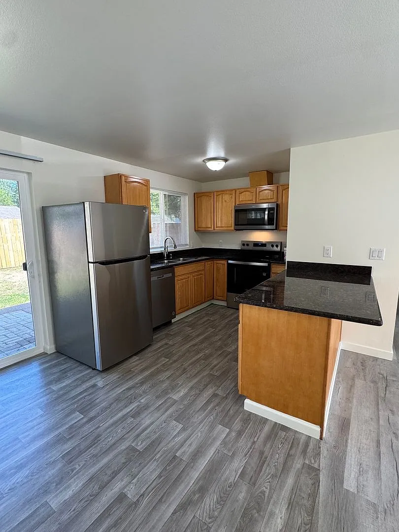 4 Beroom 1 Bath House For Rent — Photo 1