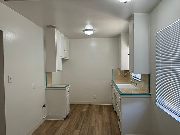 3rd image of 2927 Peerless Ave #2