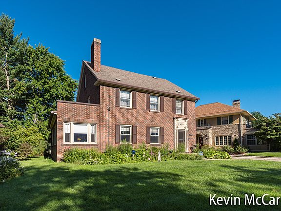 5th image of 839 Iroquois Dr SE