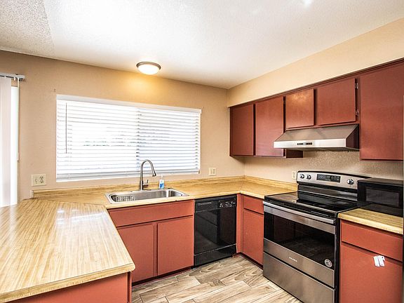 5th image of 526 N Tercera Ave