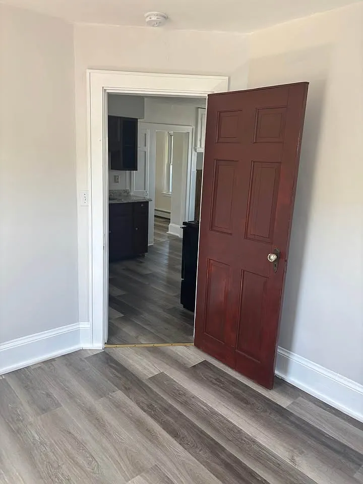 3 bed, 800 sqft, $2,200 — Photo 2