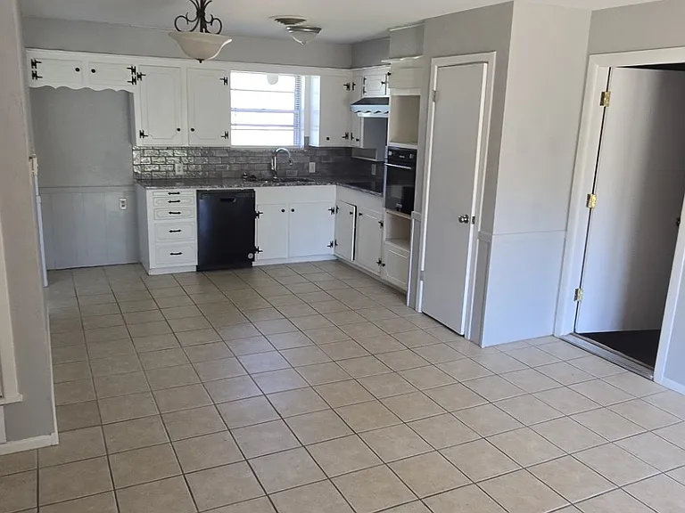 1609 Douglas Dr — Photo 4