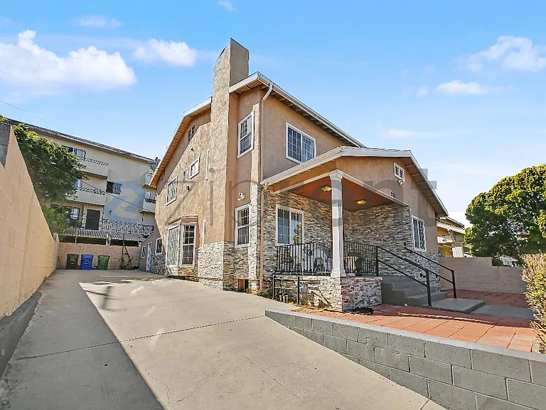 233 S Benton Way — Photo 2