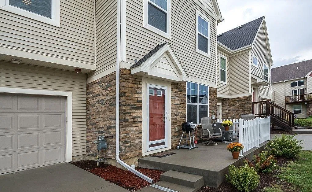 3 bed, 2.5 bath, 1700 sqft, $1,985 — Photo 2