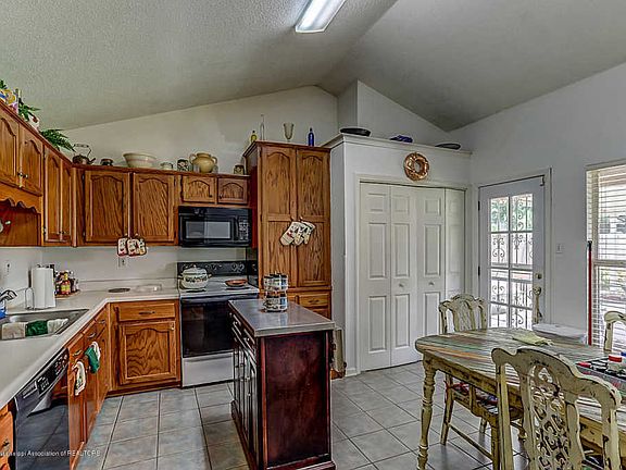 4th image of 10950 Oak Leaf Dr