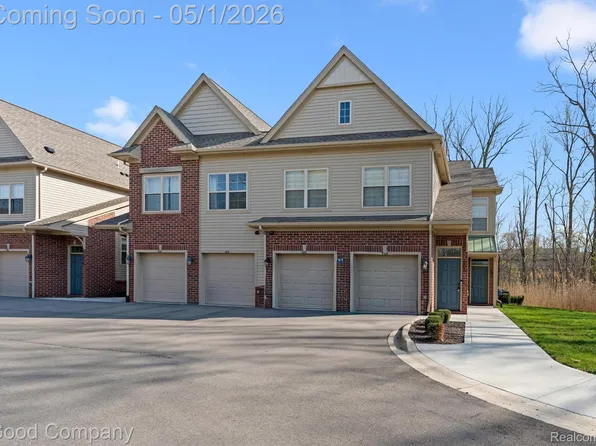 602 Pointe Dr, Walled Lake, MI 48390