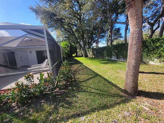 4th image of 3102 Pin Oak Court #B