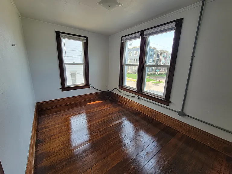 305 Washington St — Photo 10