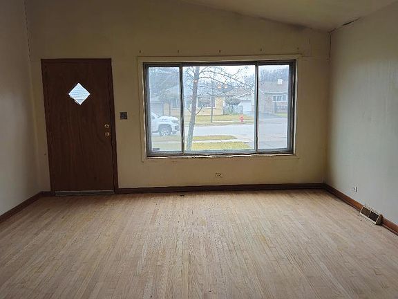5th image of 330 E Washington St