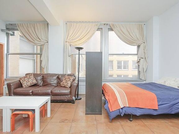 2nd image of 215 W 7th St APT 909