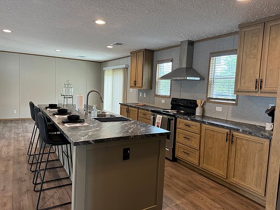 4th image of 550 Coyote Cres