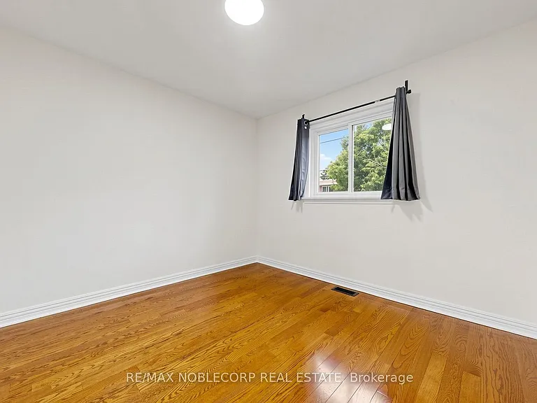 8 Summerfield Cres — Photo 24