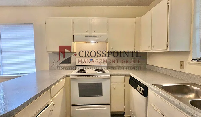111 Queens Ct — Photo 5