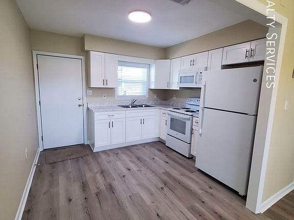 3rd image of 715 Greenwood St APT A