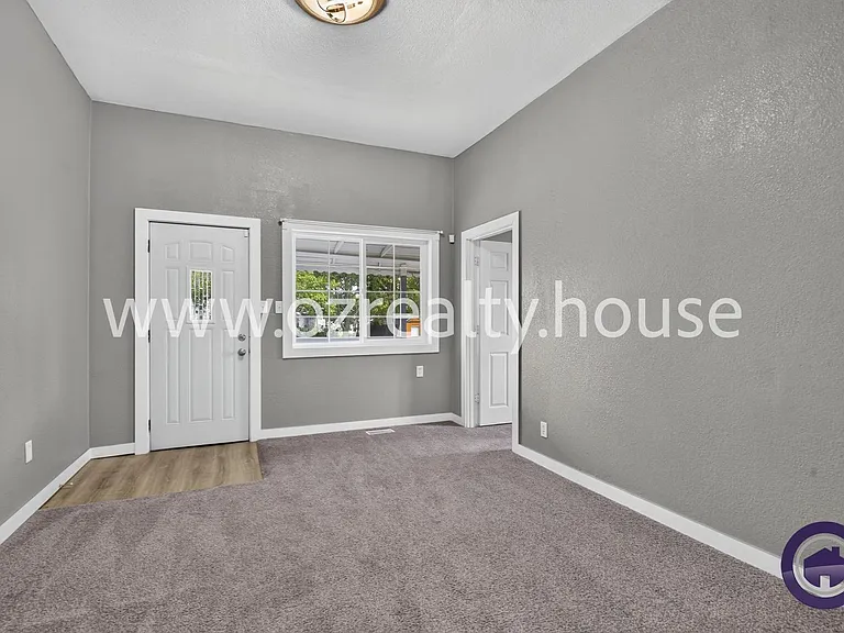 565 Viking St — Photo 4