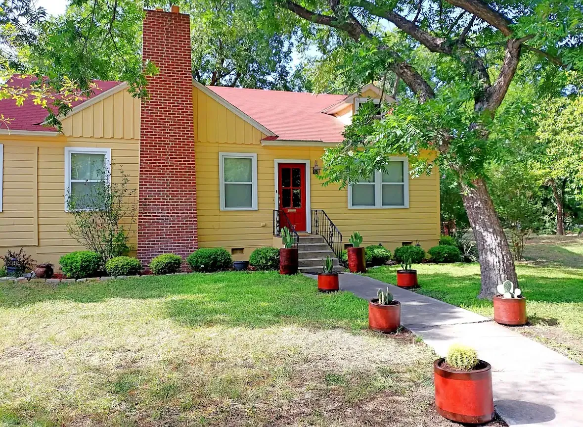 107 E Duke Street — Photo 1