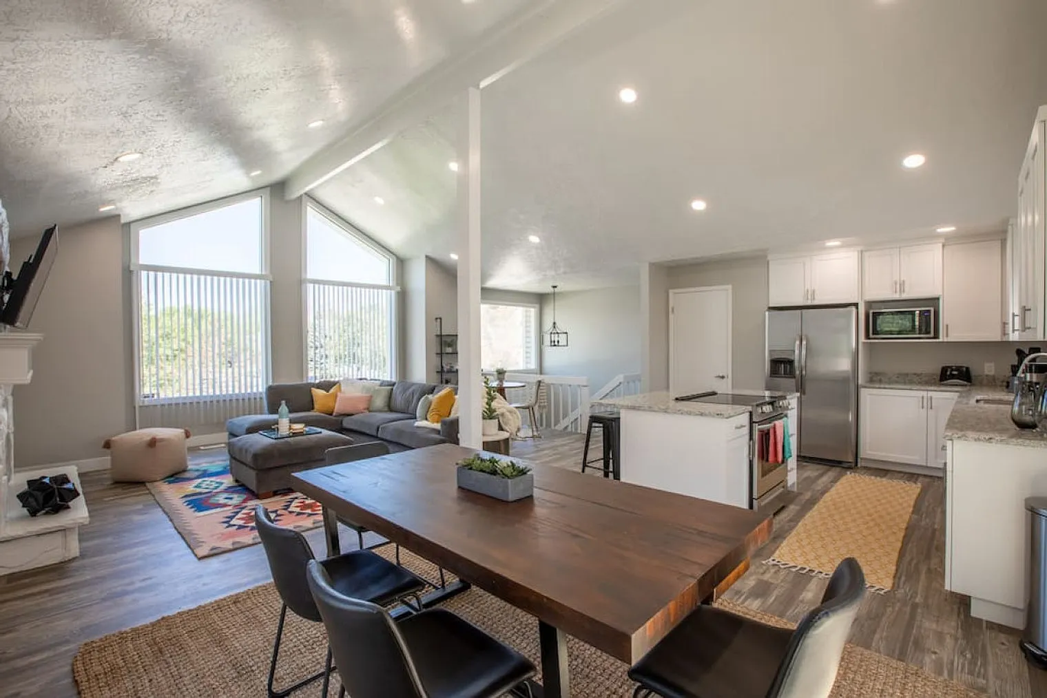 3 bed, 2.0 bath, 1097 sqft, $5,400 — Photo 3