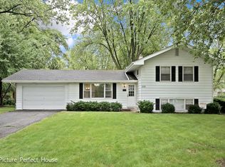 332 Sycamore Dr, Naperville, IL 60540