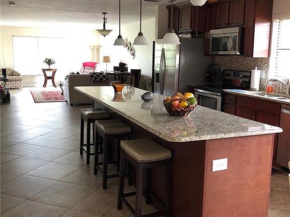 4th image of 2133 SW Pine Ln #4