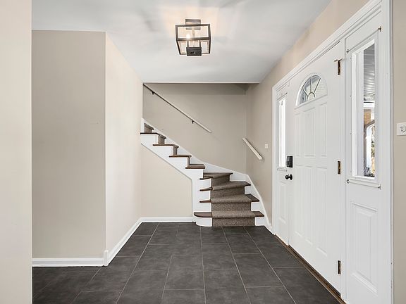 4th image of 425 Claremont Dr