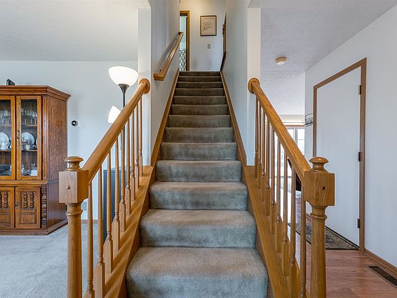 2nd image of 770 Ardennes Ct