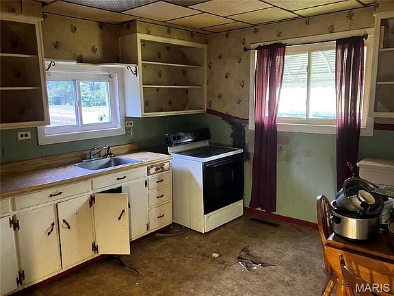 3rd image of 215 W 4th St