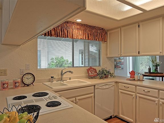 4th image of 15825 Village Green Dr Unit 15