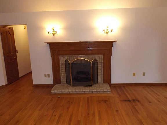 2nd image of 805 Dark Star Ave