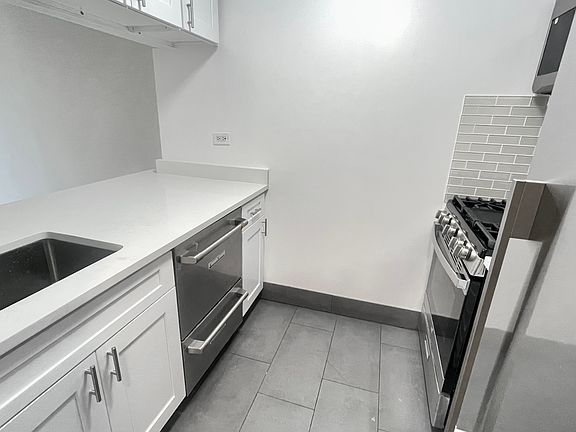 5th image of 145 E 48th St APT 21E