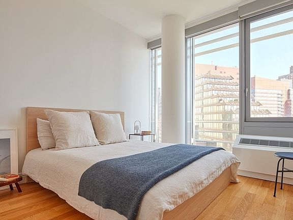 5th image of 550 W 54th St #953