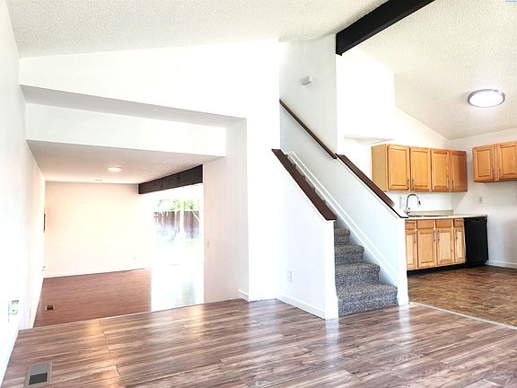 2nd image of 218 E 8th Pl