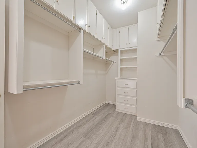 2424 Ashebury Way — Photo 32
