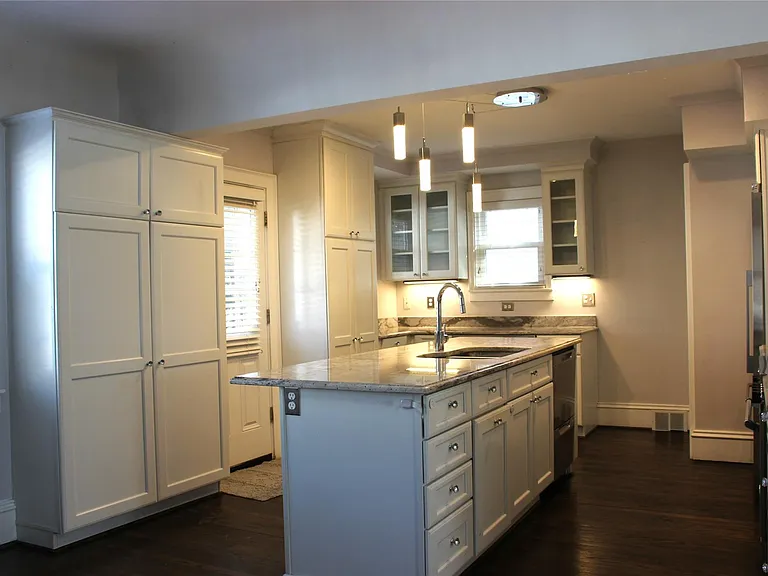 115 E Lincoln St — Photo 3