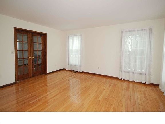 4th image of 25 Wilson Way N