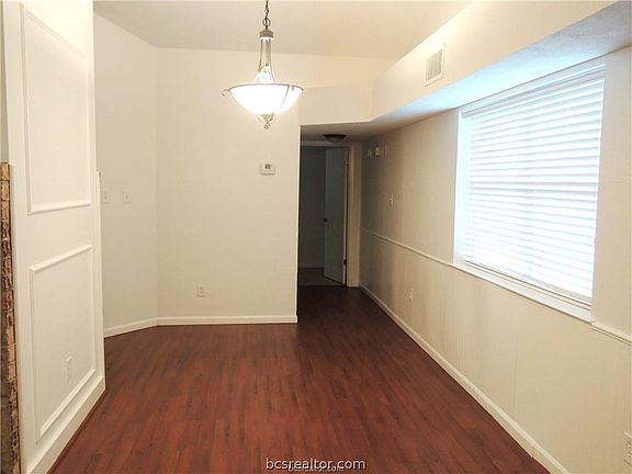 3rd image of 806 Camellia Ct