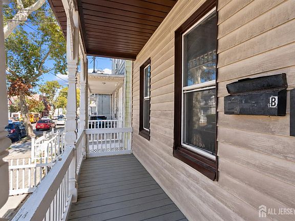 5th image of 676 Charles St
