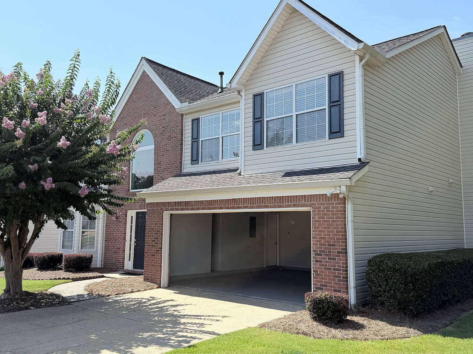 4 bed, 2.5 bath, 2497 sqft, $2,375 — Photo 2