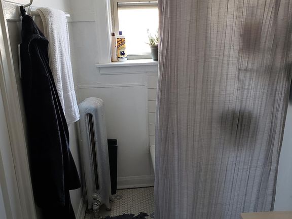 5th image of 915 W Oakdale Ave APT H3