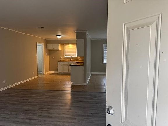 4th image of 2547 McArthur Dr