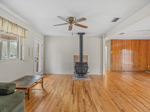 3rd image of 33 Kathy Ann Dr
